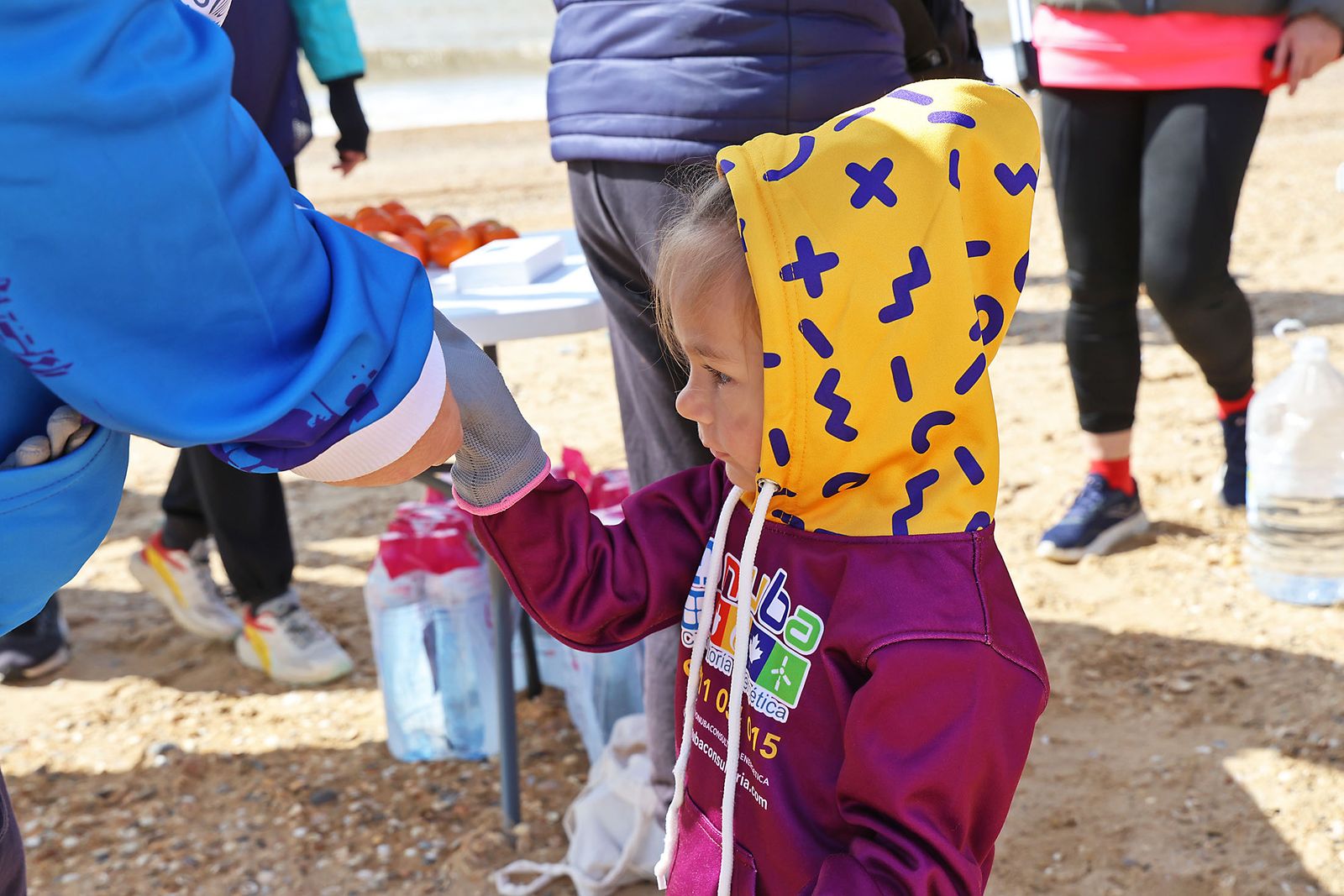Imágenes de la Acción medioambiental de limpieza en la playa del Espigón, organizada por Gañafote Cup