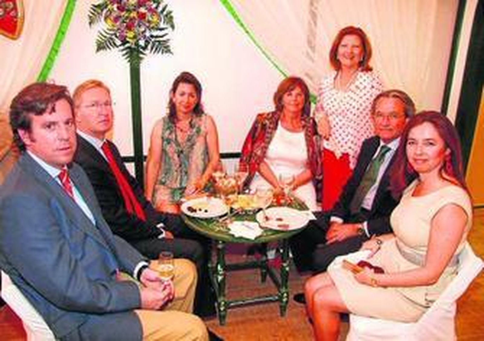 Carlos Bueno, Ignacio Romero Boldt, Silvia Martínez, Victoria Torres, Francisca Manzano, Pedro Mejías y Lourdes Fernández compartieron ayer mesa en la caseta de Sando.