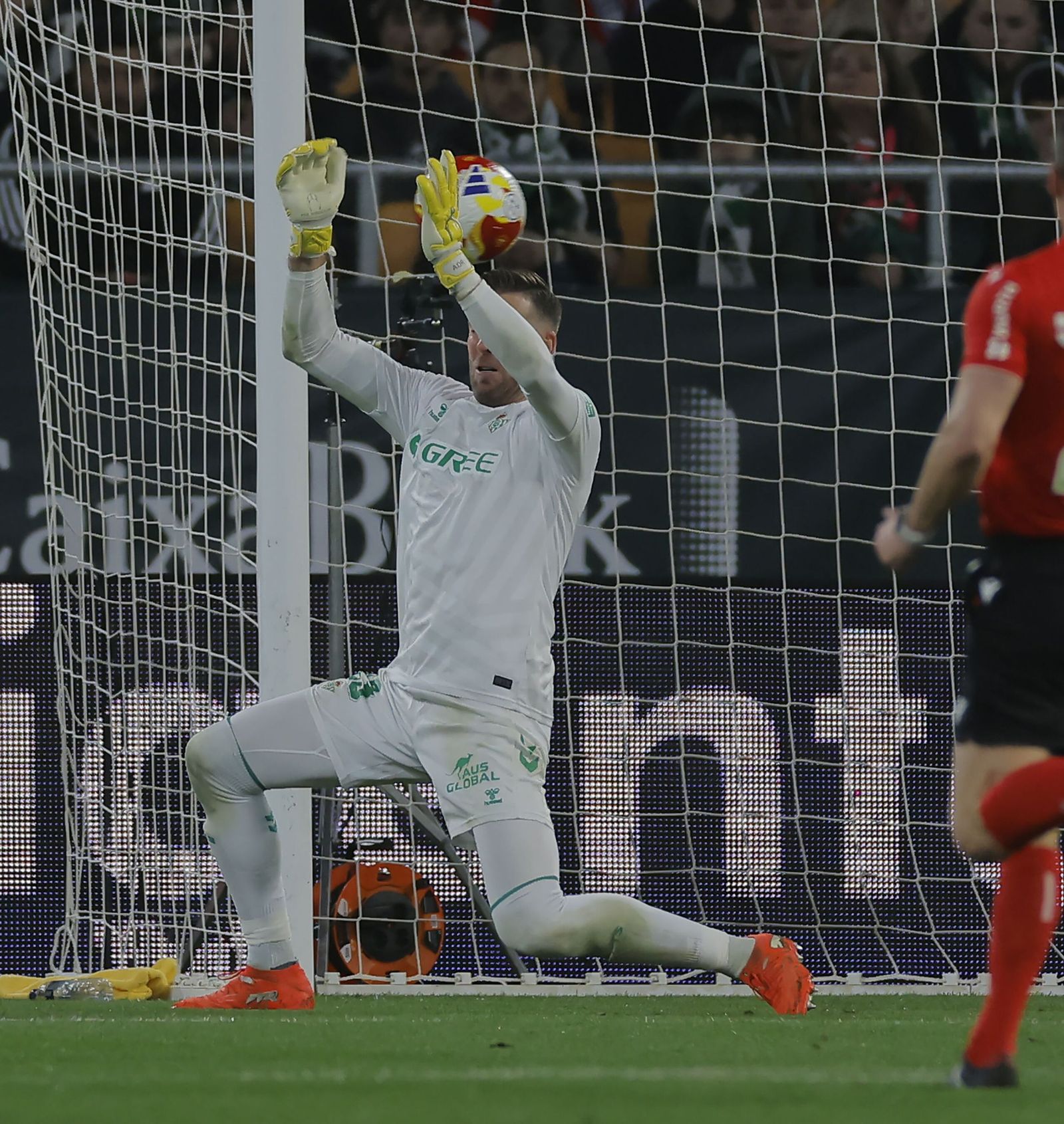 El balón pasa entre las manos de Adrián en el 0-4 de Griezmann.