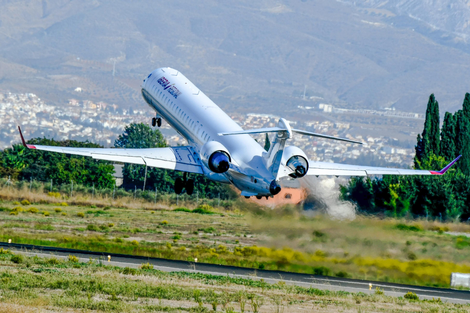 Un avión despega desde el Aeropuerto de Granada