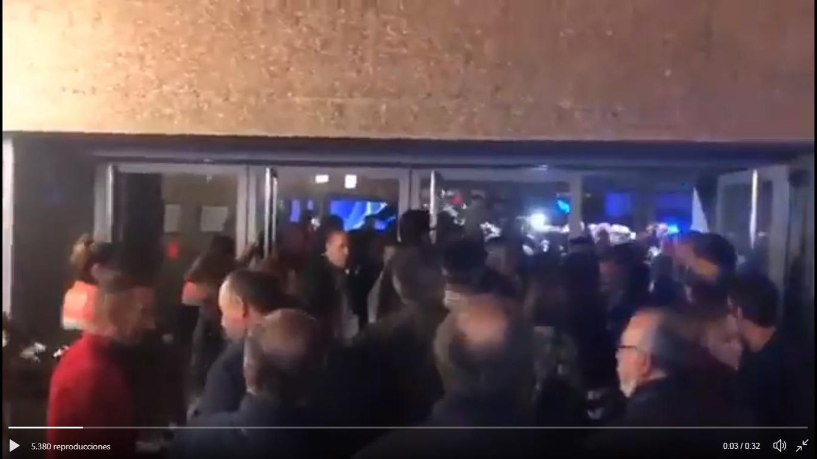 Una captura de un vídeo con los incidentes en el mitin de Susana Díaz