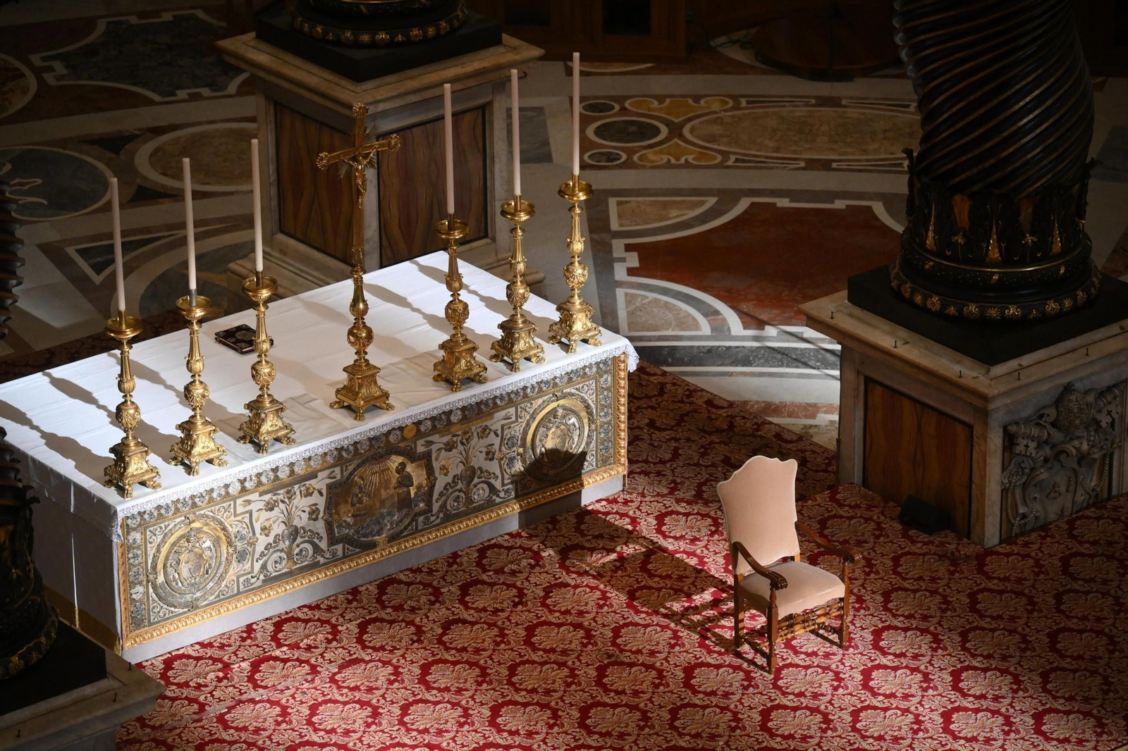 Las imágenes del traslado del féretro del papa Francisco a la Basílica de San Pedro en el Vaticano