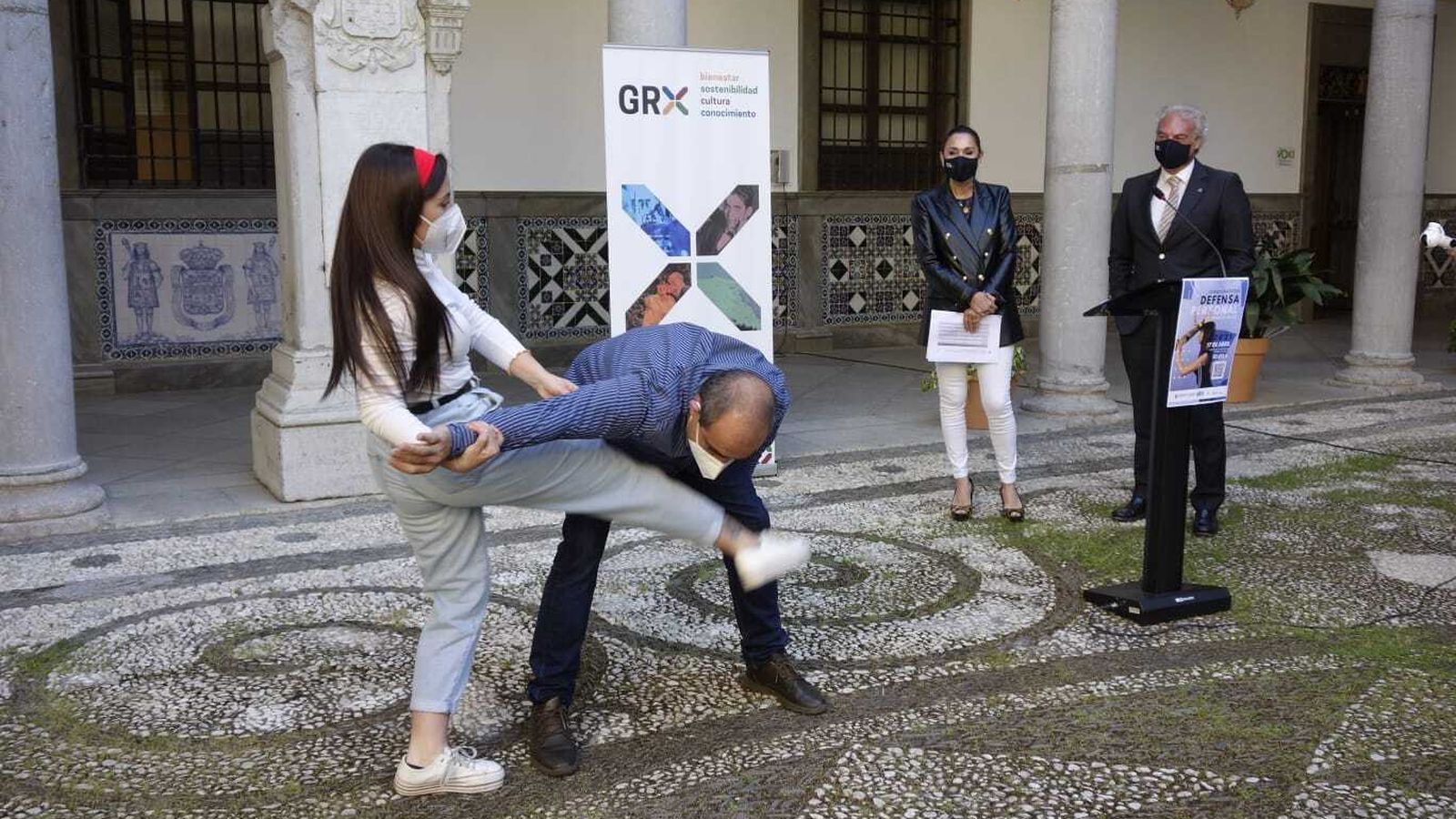 Durante la presentación se llevó a cabo un ejercicio de defensa personal.