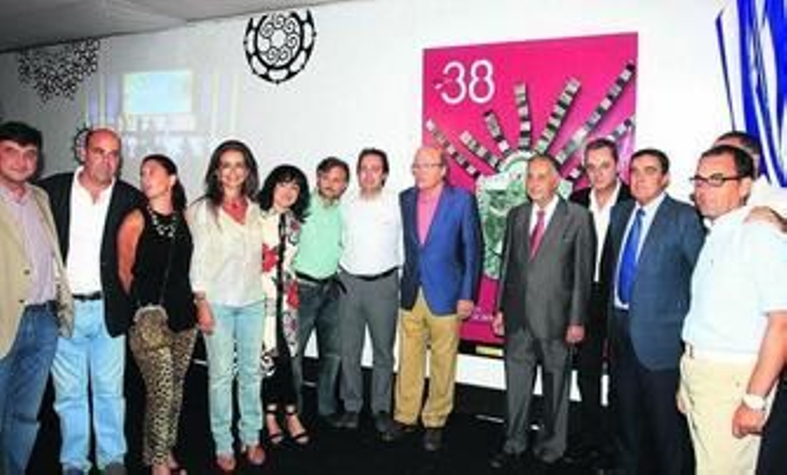 Los patronos del Festival (en el centro de la imagen junto al director) en la presentación del cartel de la edición de este año.