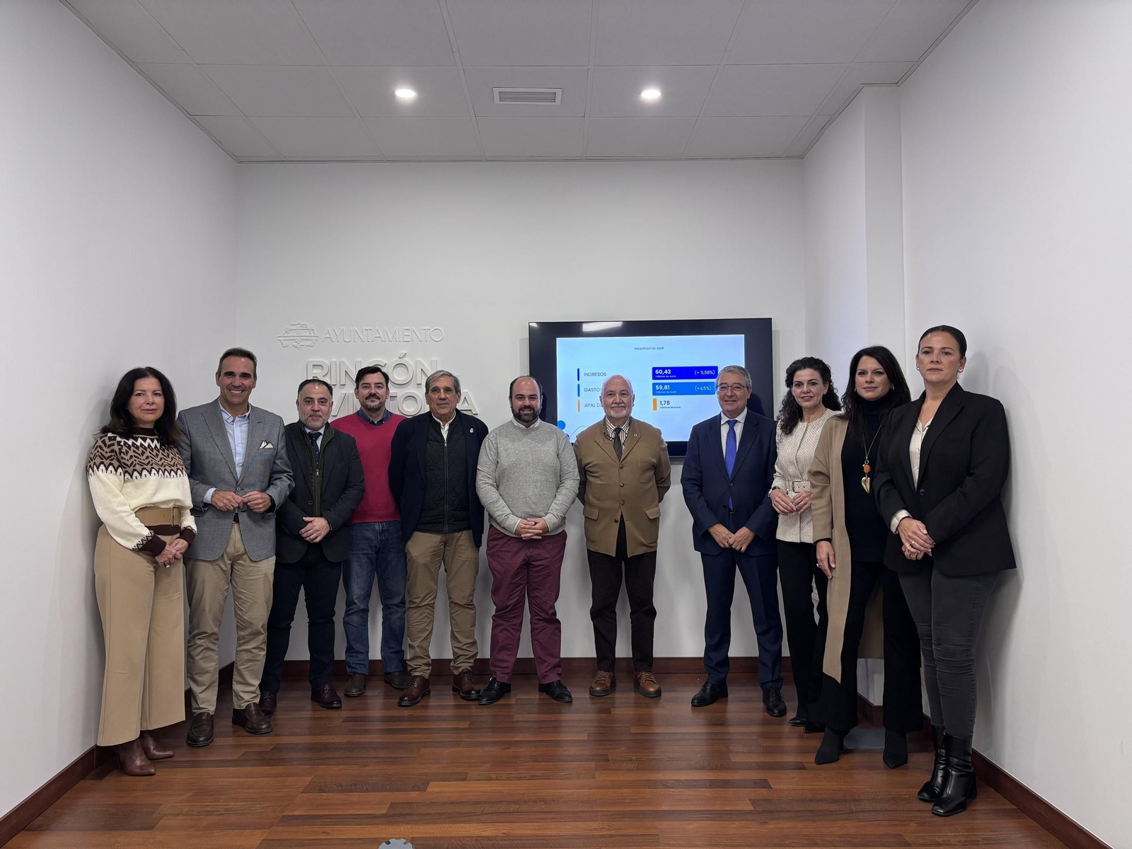 Concejales del Ayuntamiento de Rincón de la Victoria en la presentación de los presupuestos municipales para 2026.