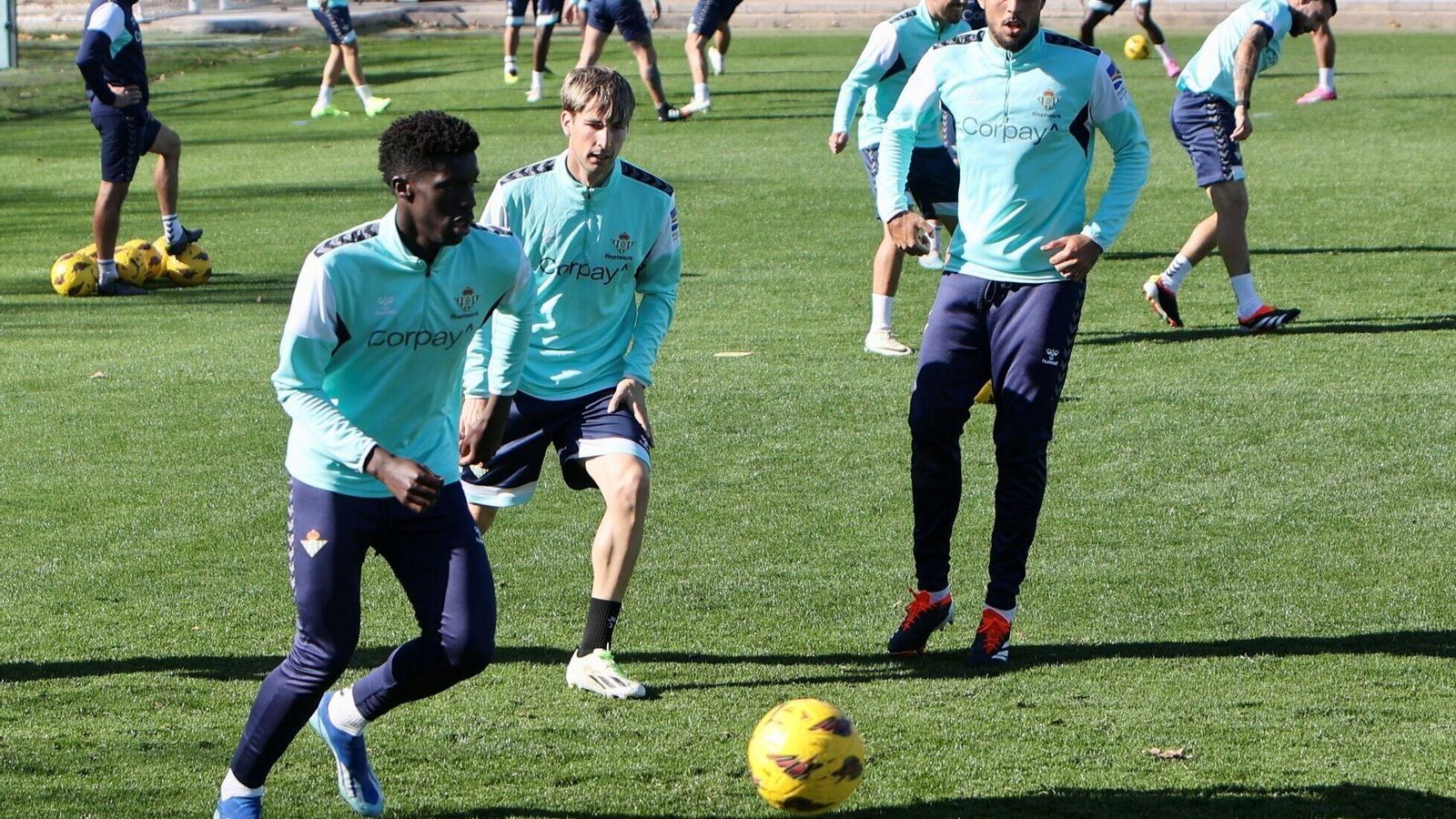 Assane, Miranda y Chadi Riad, en el entrenamiento del conjunto verdiblanco.