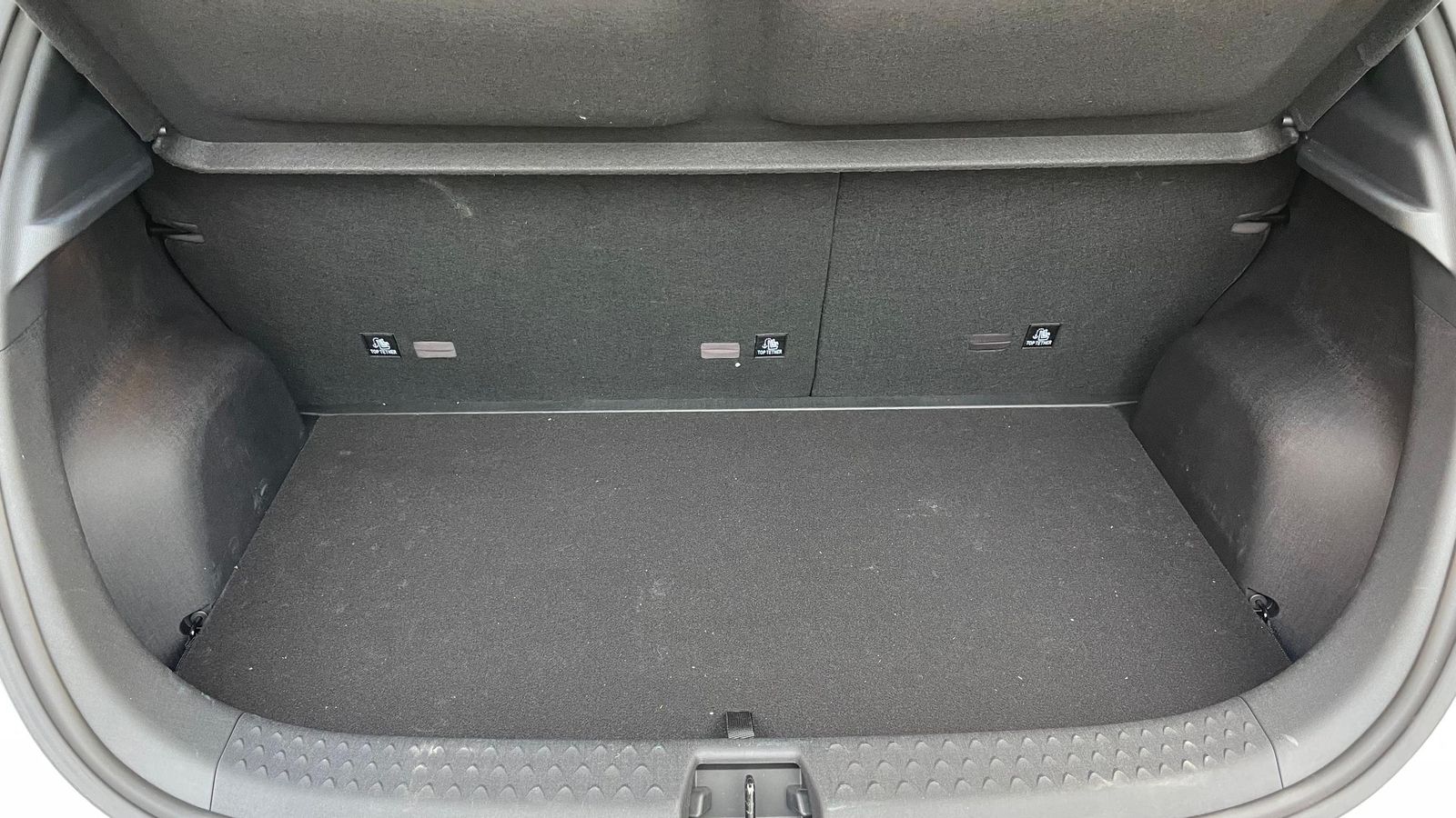 Con el suelo móvil situado en su posición más elevada se consigue una continuación plana del maletero cuando se abaten los respaldos traseros. Debajo aún quedaría un aprovechable espacio de 130 litros.