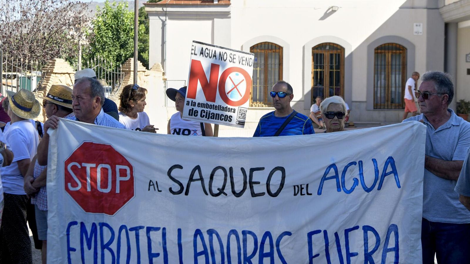 Los manifestantes han portado multitud de pancartas y emblemas