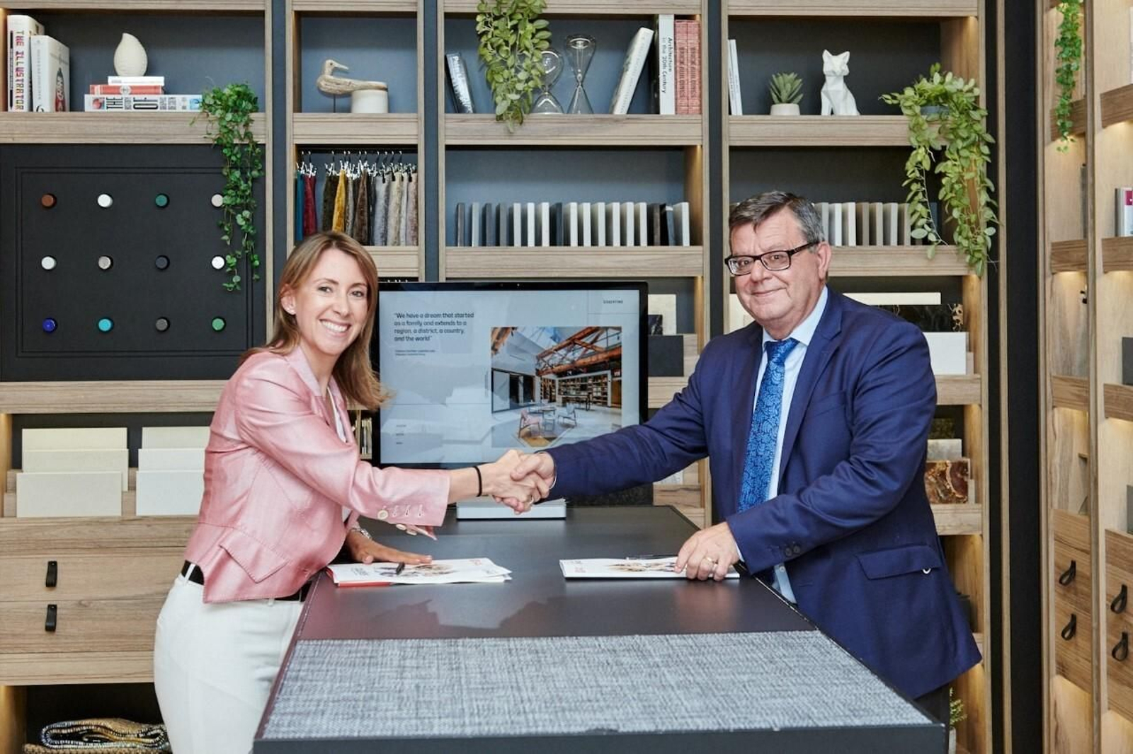 La vicepresidenta ejecutiva de Grupo Cosentino, Pilar Martínez-Cosentino, y el director general de Fundación ONCE, José Luis Martínez Donoso