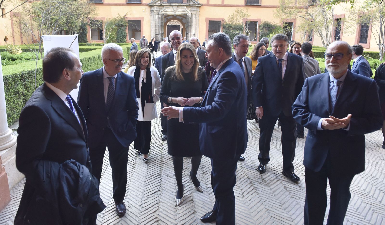 José Joly conversa con Susana Díaz y Manuel Jiménez Barrios. A la derecha, el alcaide del Alcázar, Bernardo Bueno.