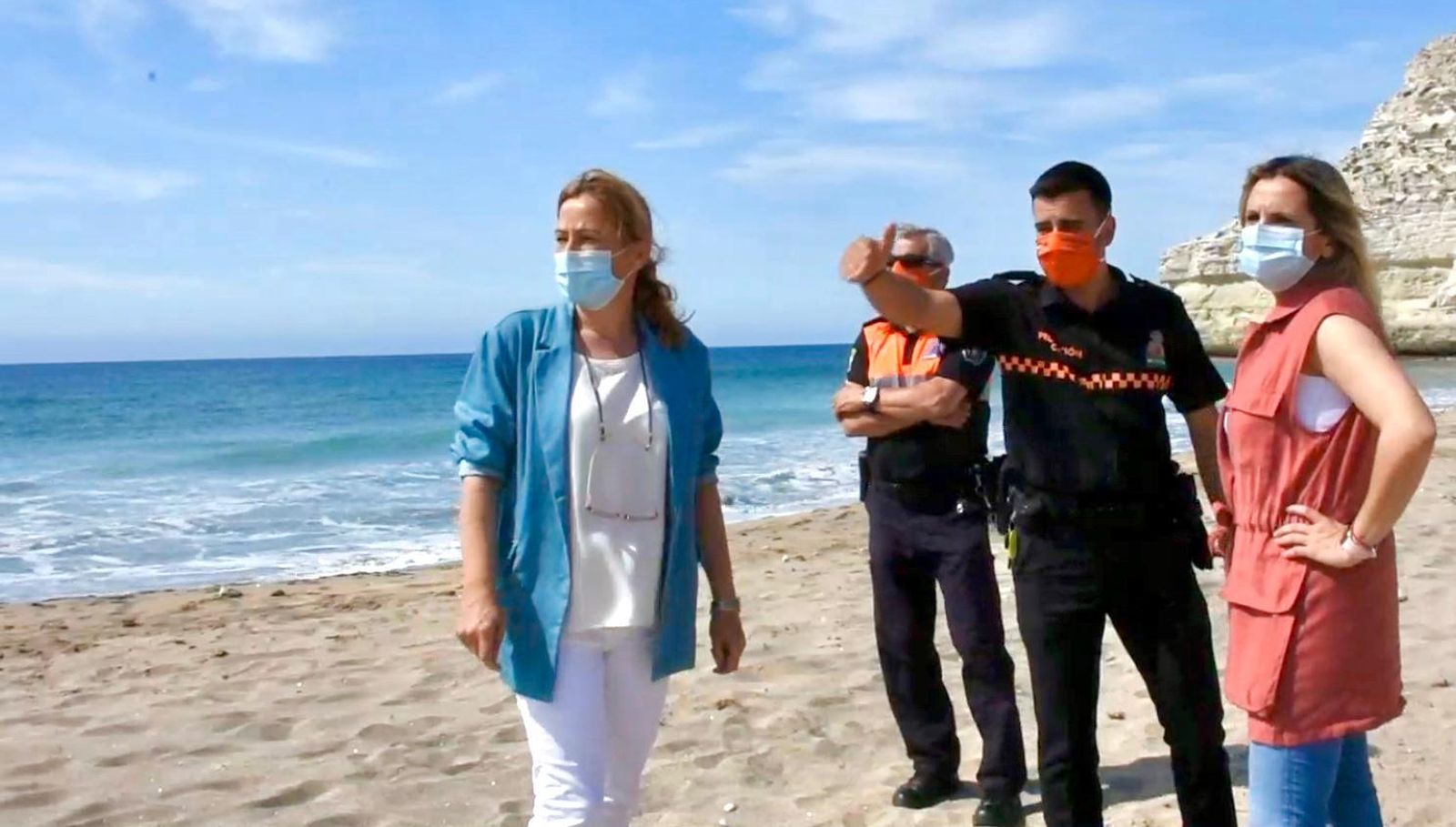 La alcaldesa de Níjar supervisa los equipamientos y servicios de las playas para garantizar la seguridad este verano