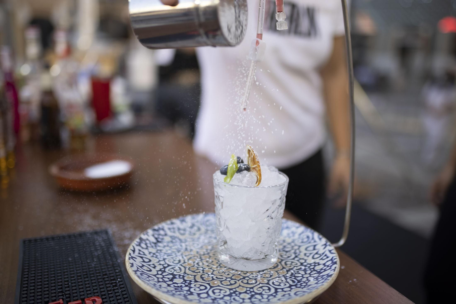 El Bar Berlín muestra su "coctelería cervecera" en la Plaza de las Monjas