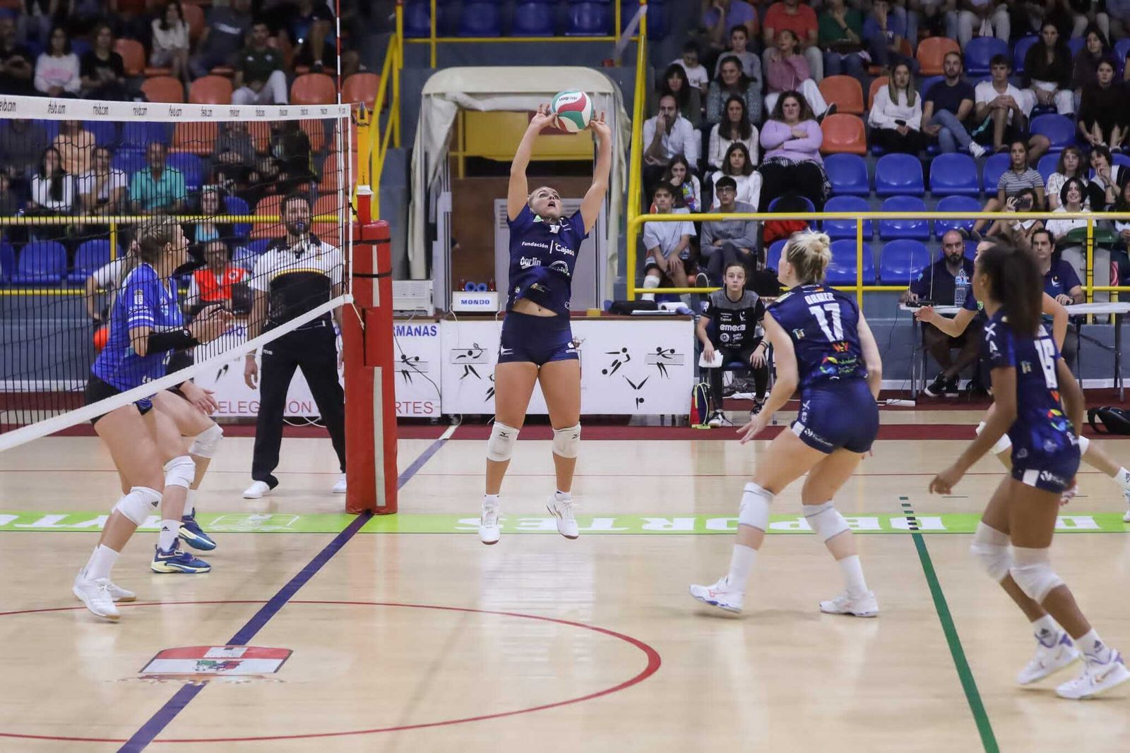 Marina Saucedo intenta colocar una jugada de ataque del Cajasol Voley.