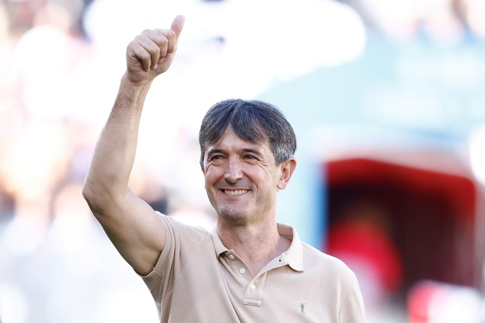 Pacheta saluda antes del inicio de un partido.