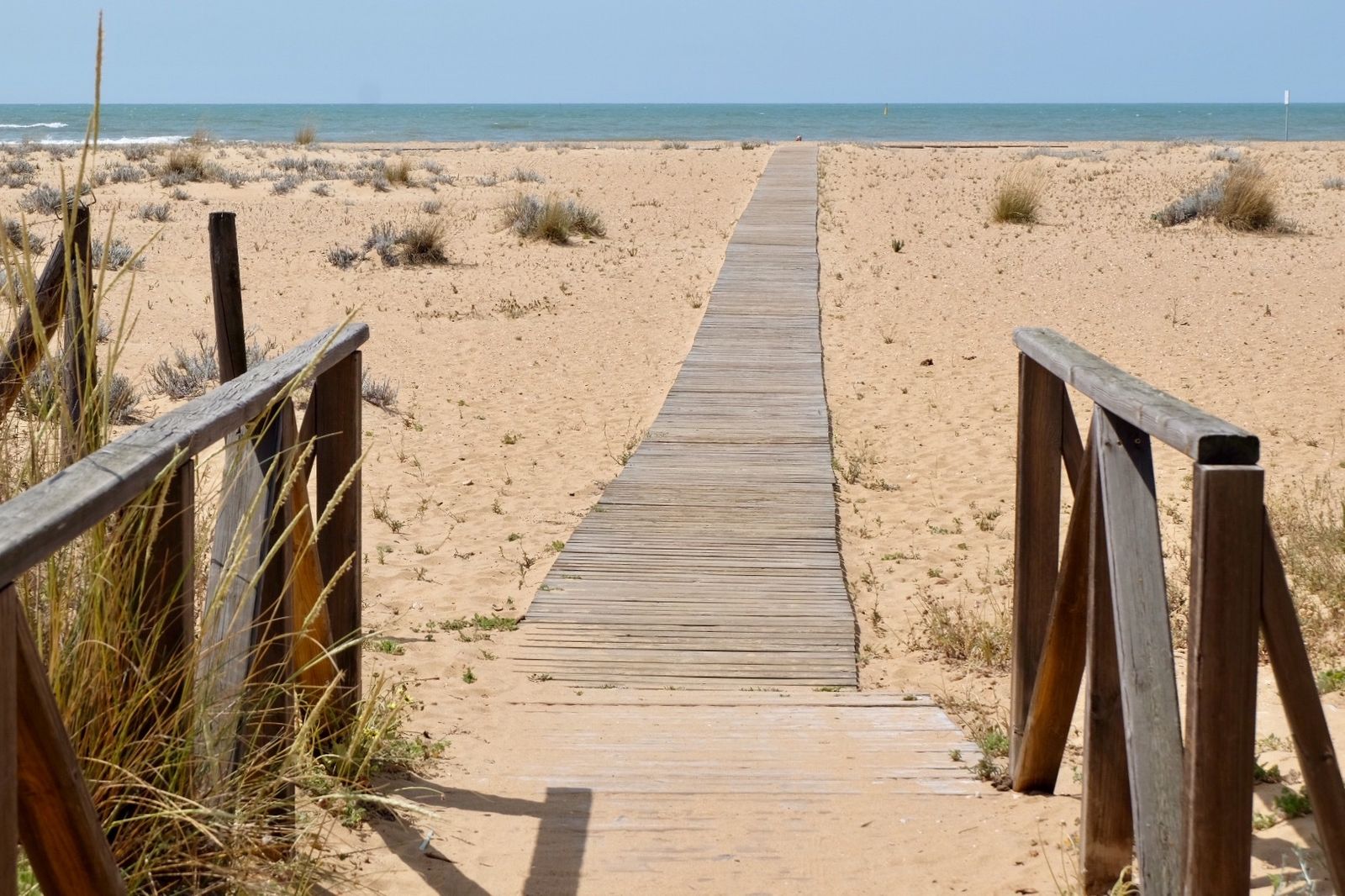 Ponen a punto la Playa del Espigón para la Semana Santa