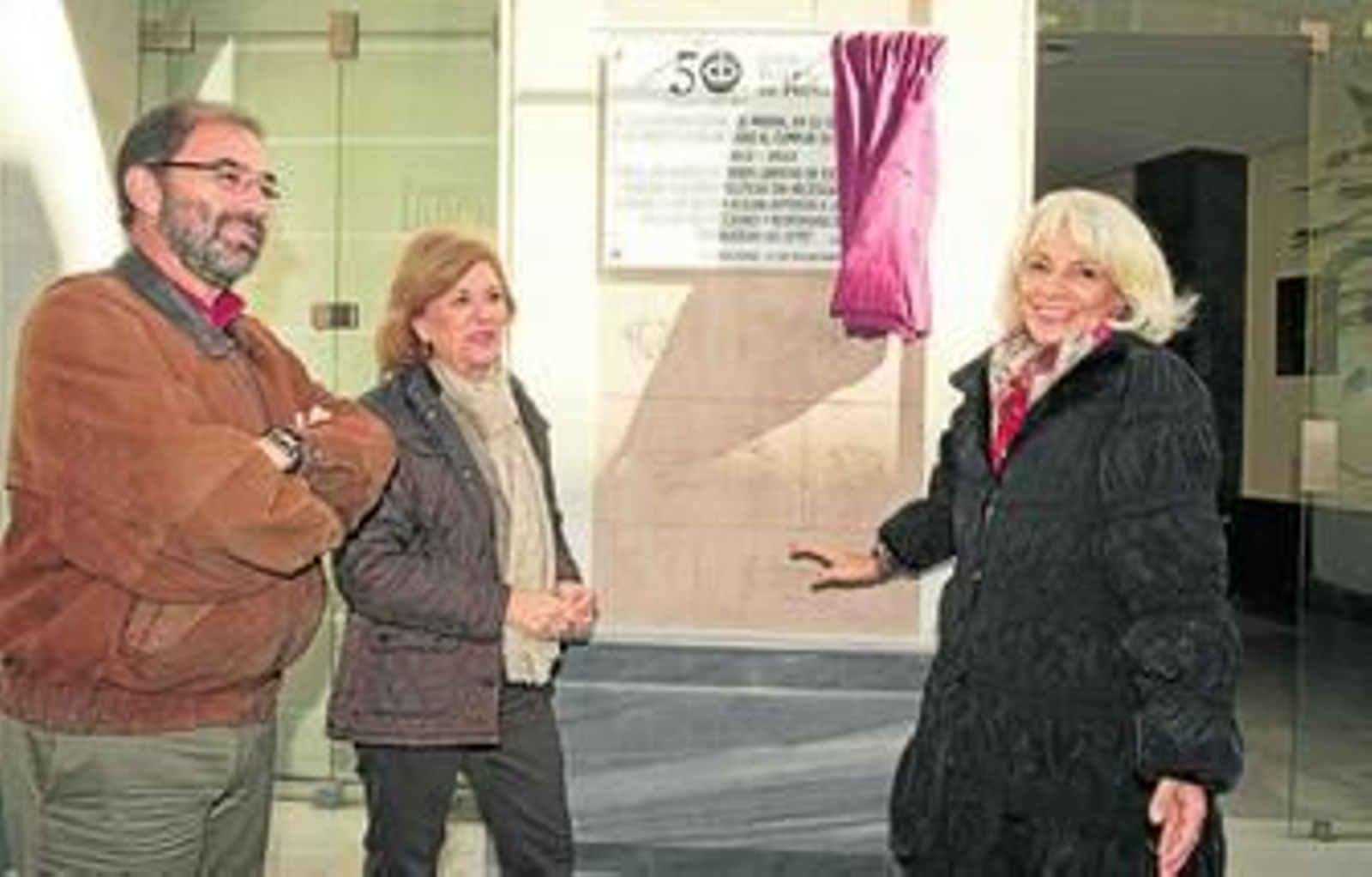Carmen Enríquez, en el centro con Teófila Martínez y Fernando Santiago.