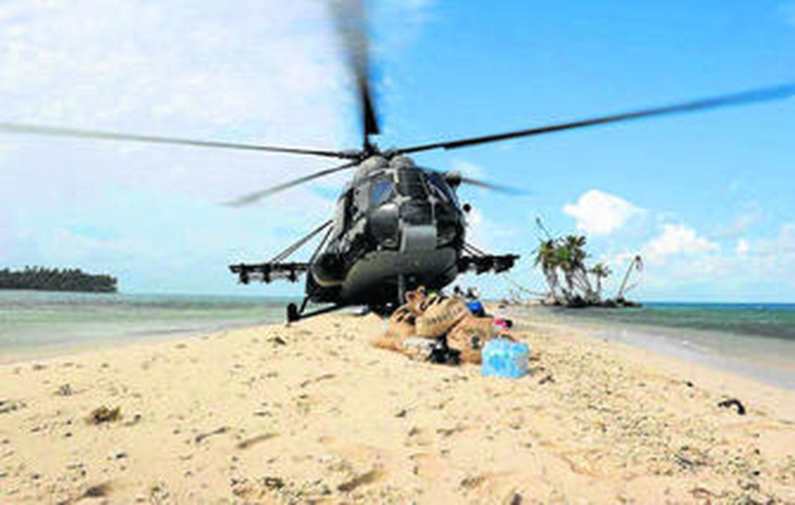 Un helicóptero de 'Supervivientes' deja en una de las islas el material necesario para preparar el programa.