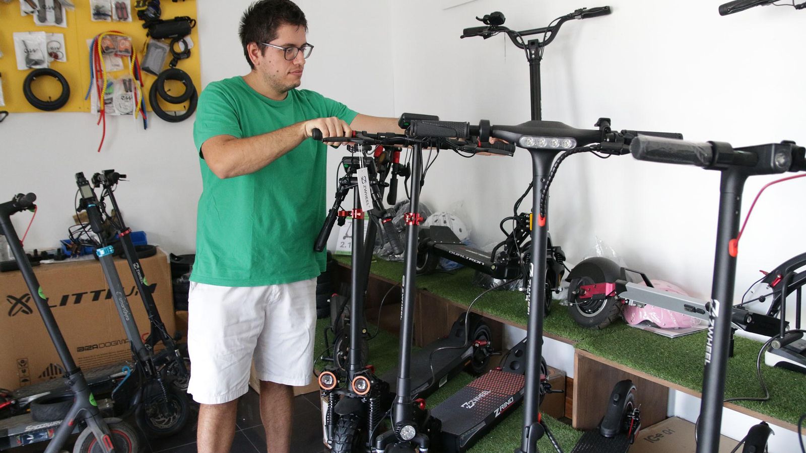 Andrés, en su tienda de patinetes en Oliveros