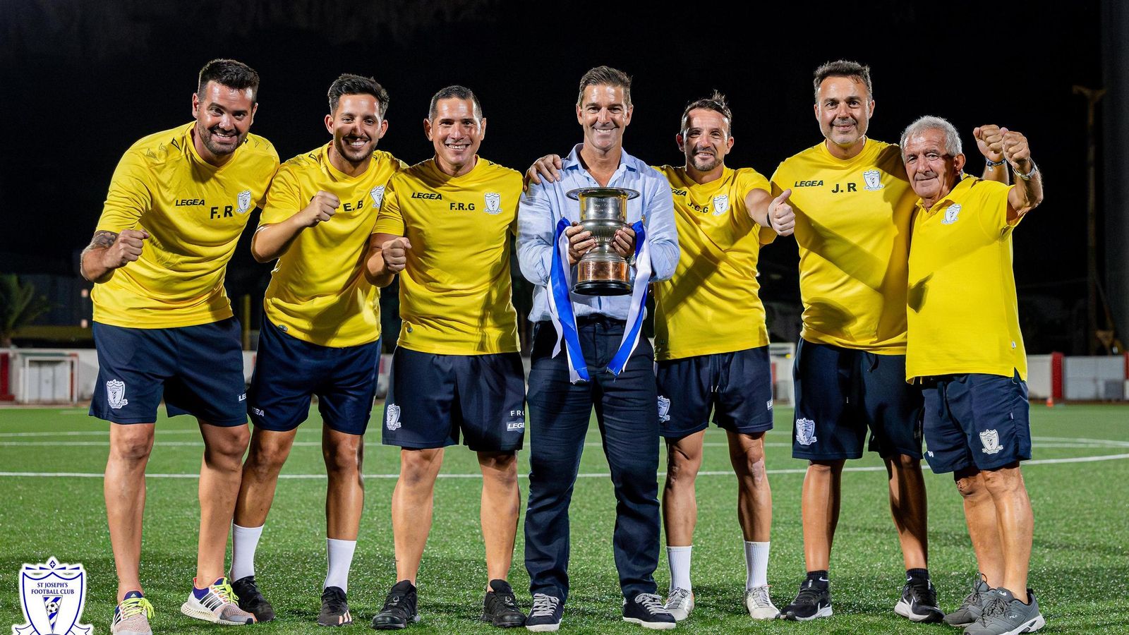 Fernando Rosado, primero por la izquierda, asistente de Abraham Paz en el Saint Joseph's.