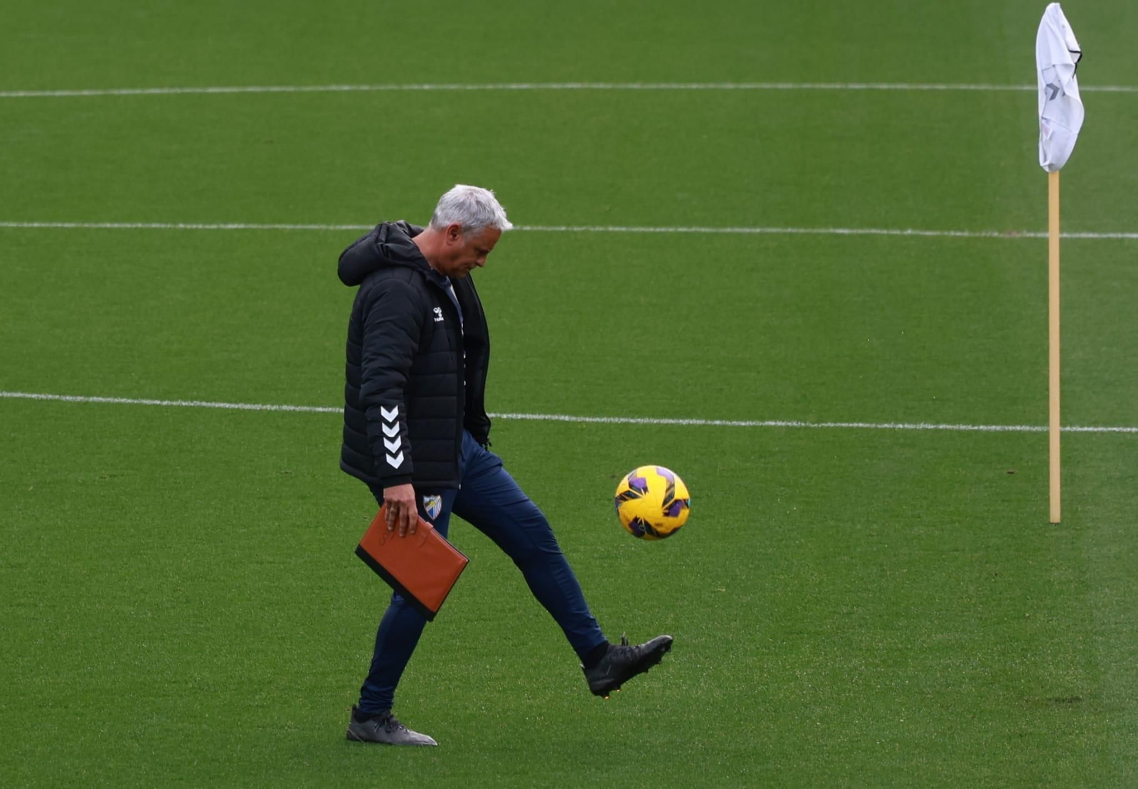 El Málaga CF se divierte con baloncesto en La Rosaleda antes de medirse al Racing de Ferrol