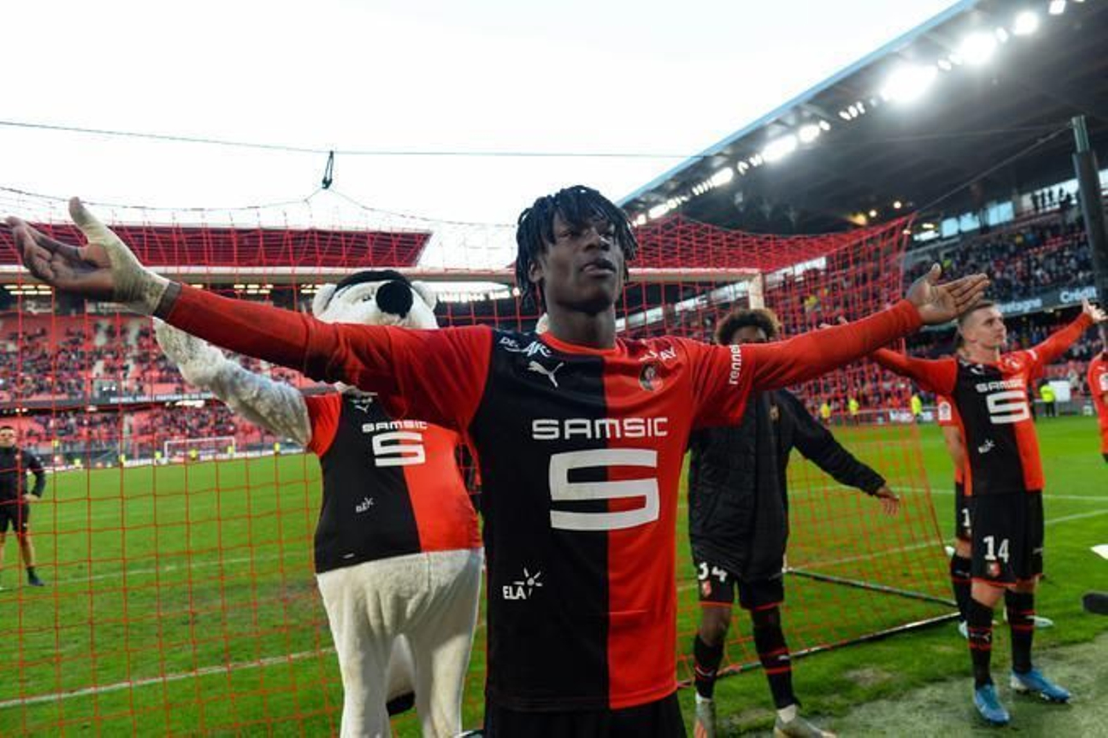 Camavinga celebra un gol con la camiseta del Rennes.
