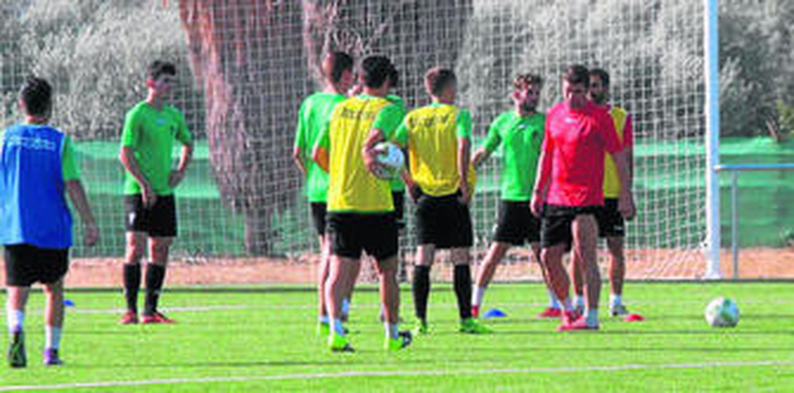 Luis Carrión da órdenes a sus jugadores durante un entrenamiento en la Ciudad Deportiva.