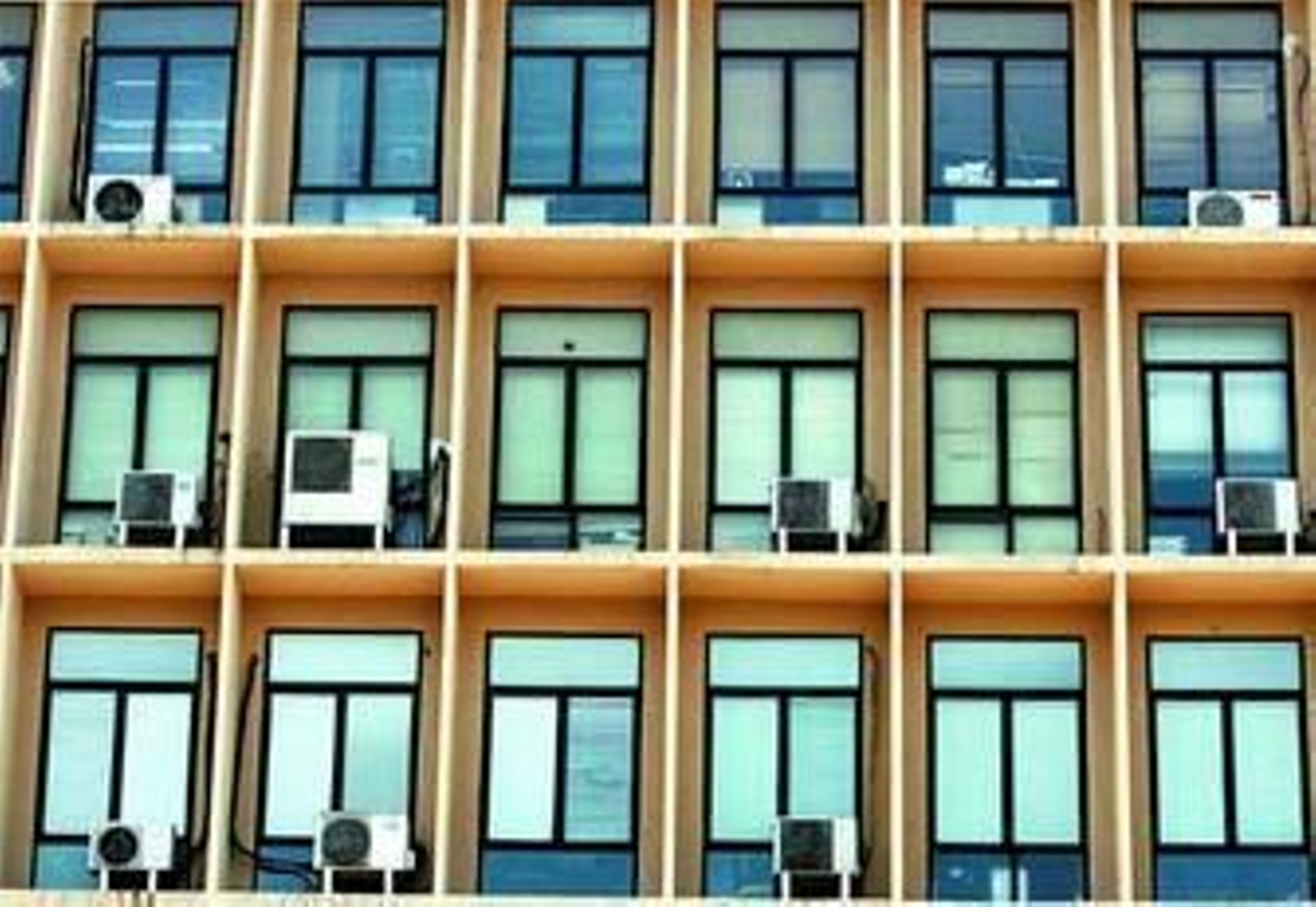 Los aparatos de aire acondicionado abundan en las fachadas de los edificios gaditanos.