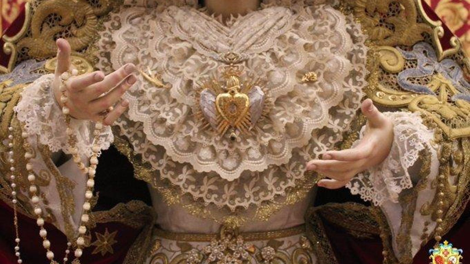 Detalle de las manos de la Virgen del Amparo tras la restauración.