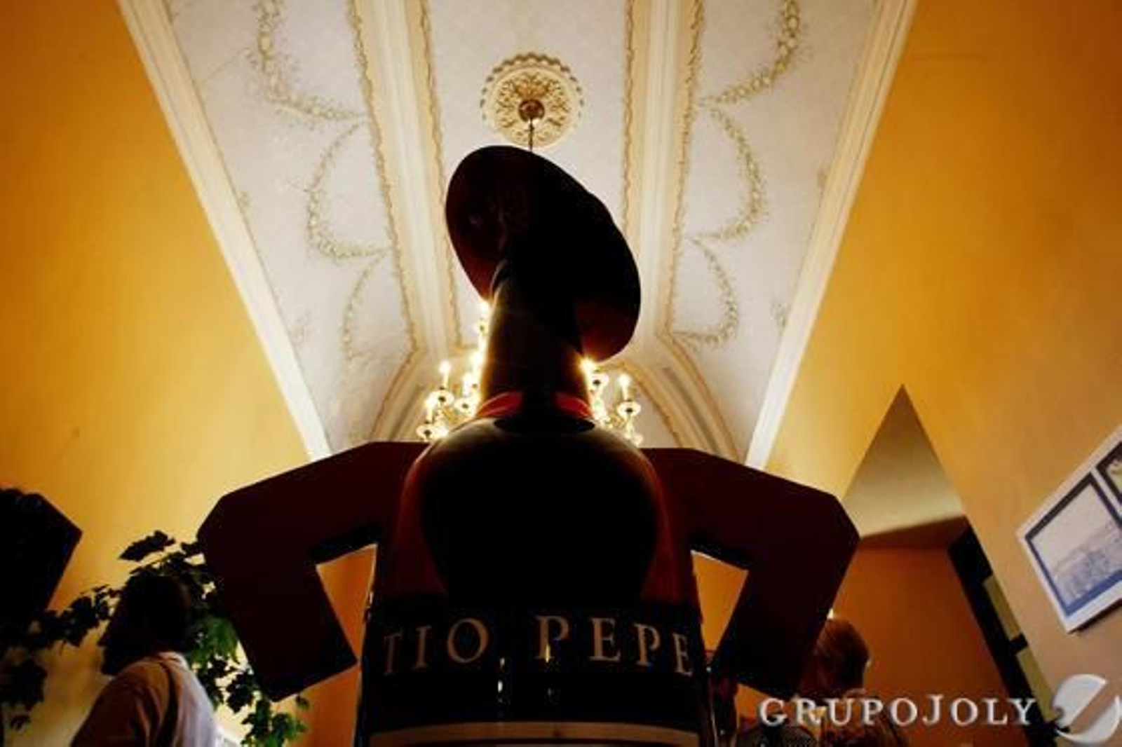 'Tío Pepe' preside el estand de González Byass, en la primera planta del palacio Villavicencio.

Foto: Pascual