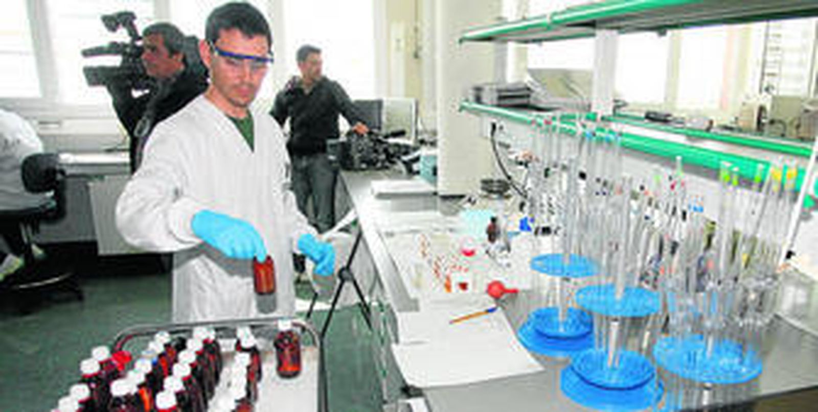 Griñán, realizando unas declaraciones a los medios de comunicación ayer en la capital.