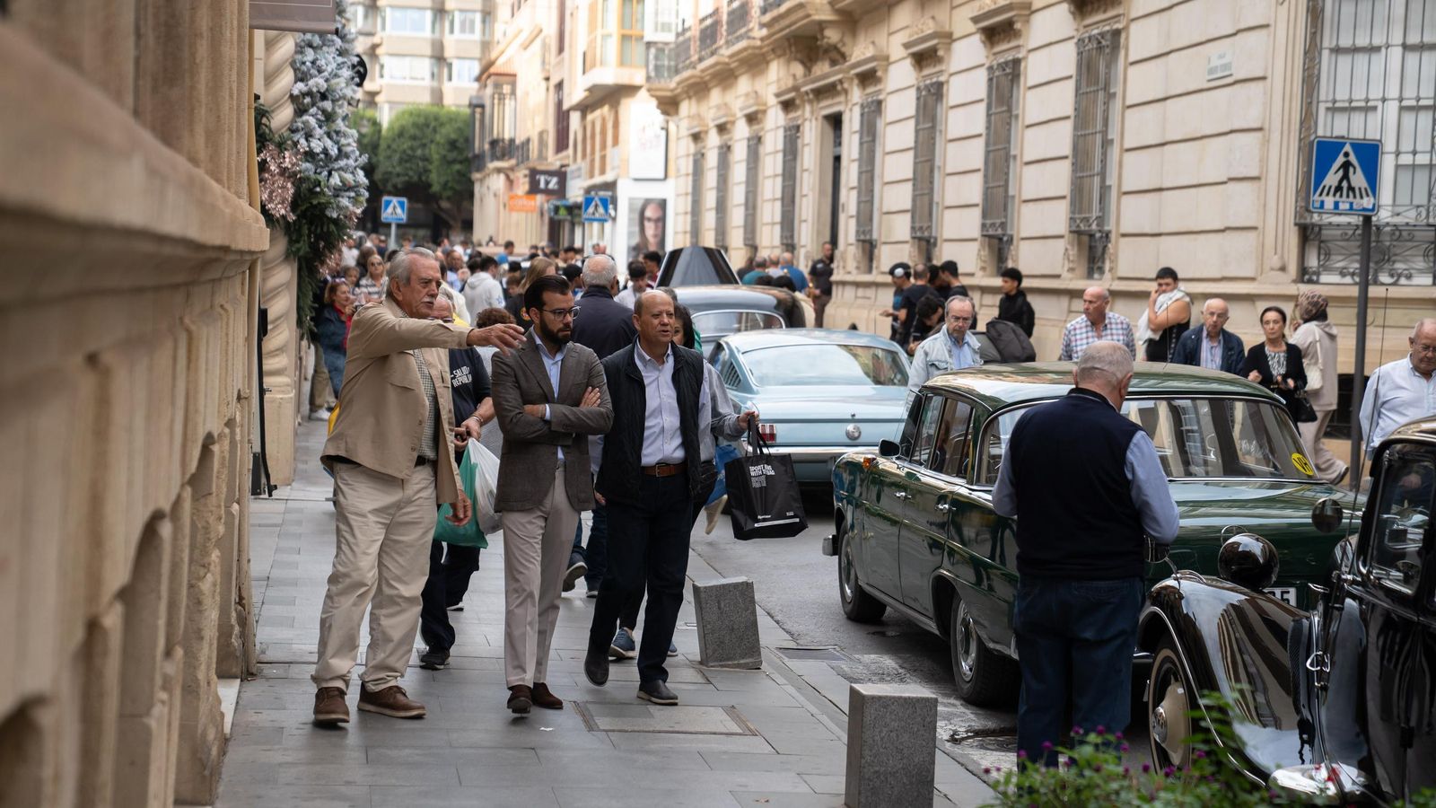 Álvaro Izquierdo y José Juan Soria visitando la exposición de vehículos.