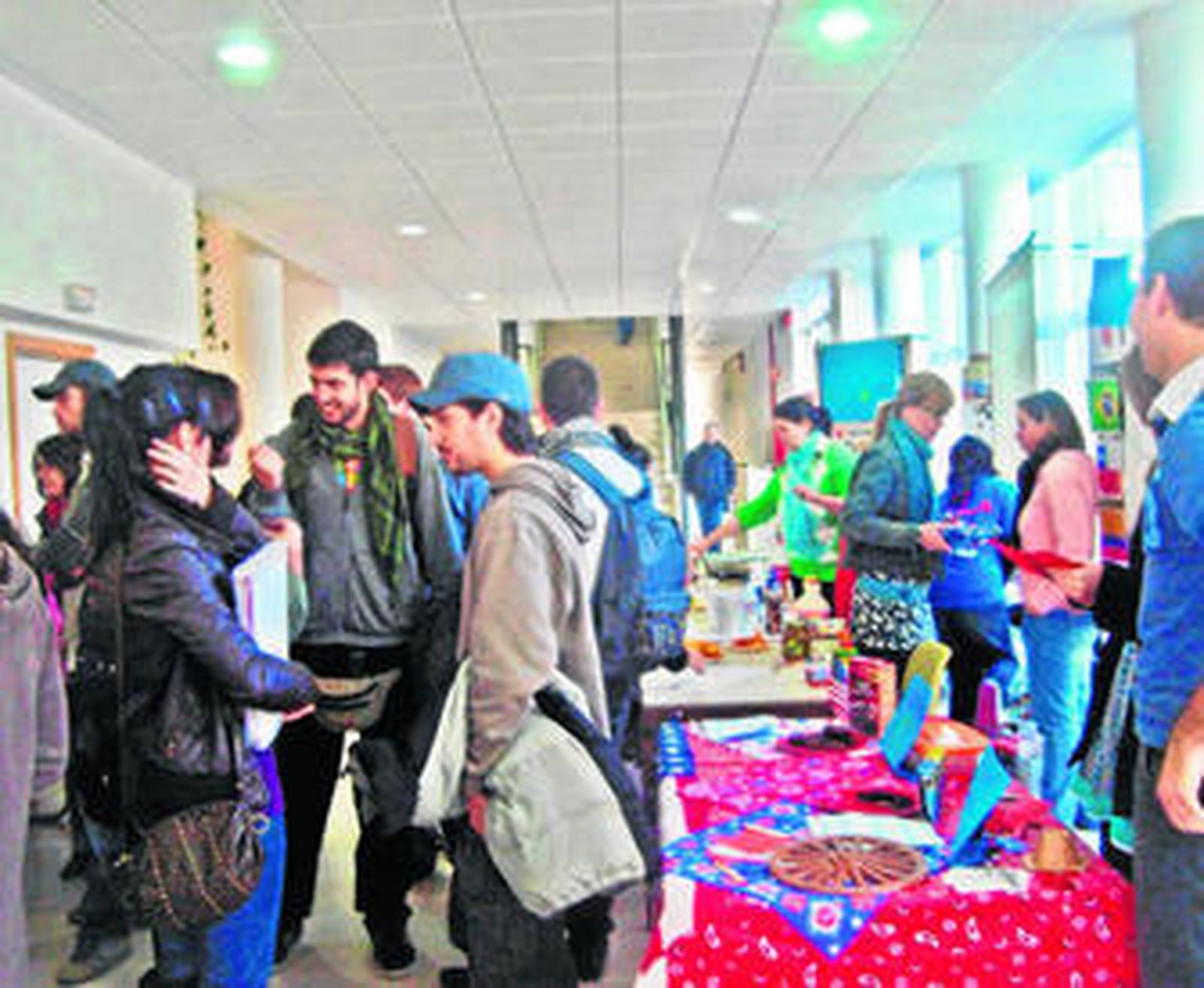 Cultura. Además del programa de intercambio  de estudiantes, Aiesec  pone en marcha diferentes actividades para formentar el desarrollo y la formación de los jóvenes. Todos los años se organizan las llamadas Global Village, que consisten en un encuentro entre jóvenes donde se ofrece comida, bebida y música tipica de diferentes países. Este año se realizó en la entrada principal de la  Facultad de Psicología, en el campus de Ramón y Cajal. Intercambio. Damián Cortés, estudiante del programa de prácticas junto a otros jóvenes en  Panamá.