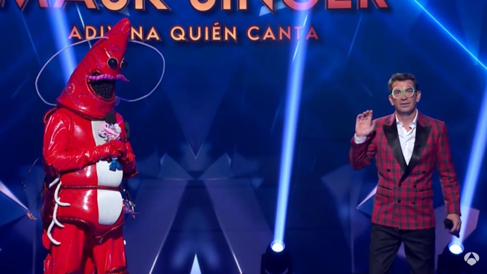 La gamba, tras su actuación, junto al presentador, Arturo Valls.