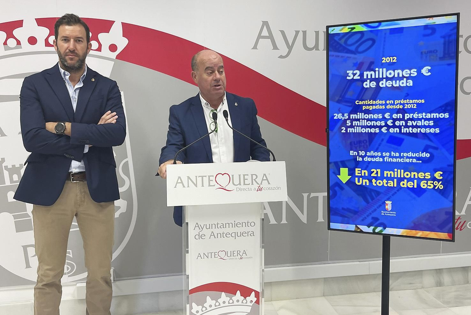 El alcalde de Antequera y el responsable de Hacienda durante la rueda de prensa.