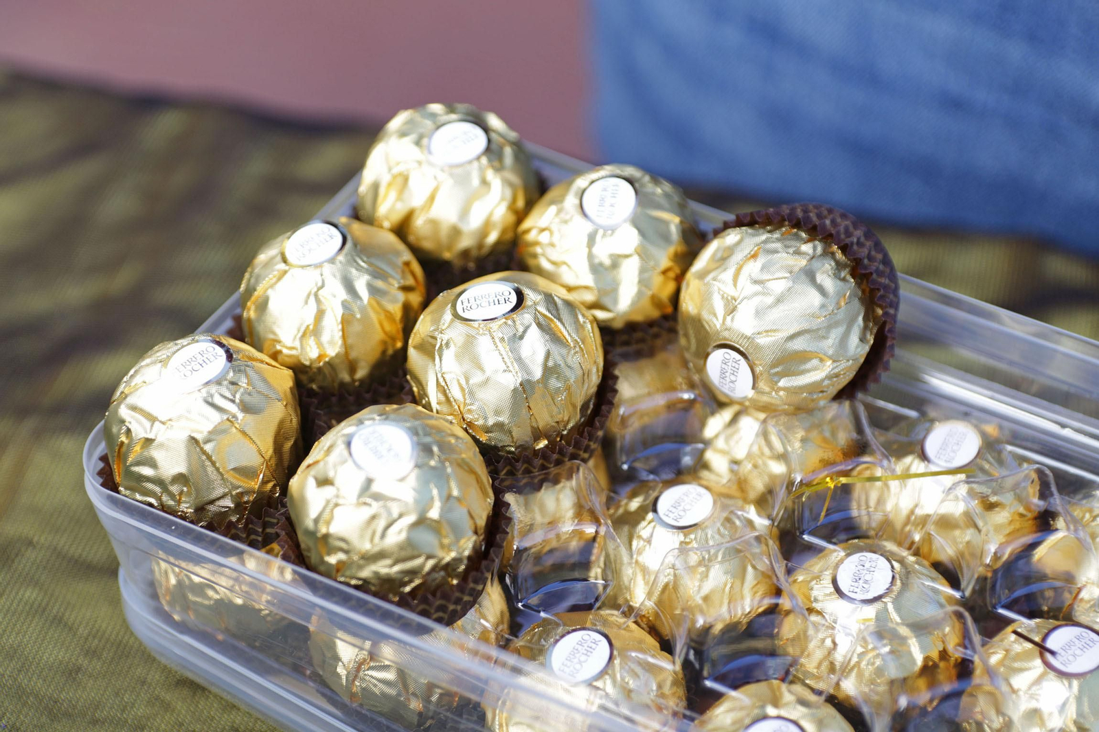 Cientos de personas se juntan en Mojácar para comerse un Ferrero Rocher
