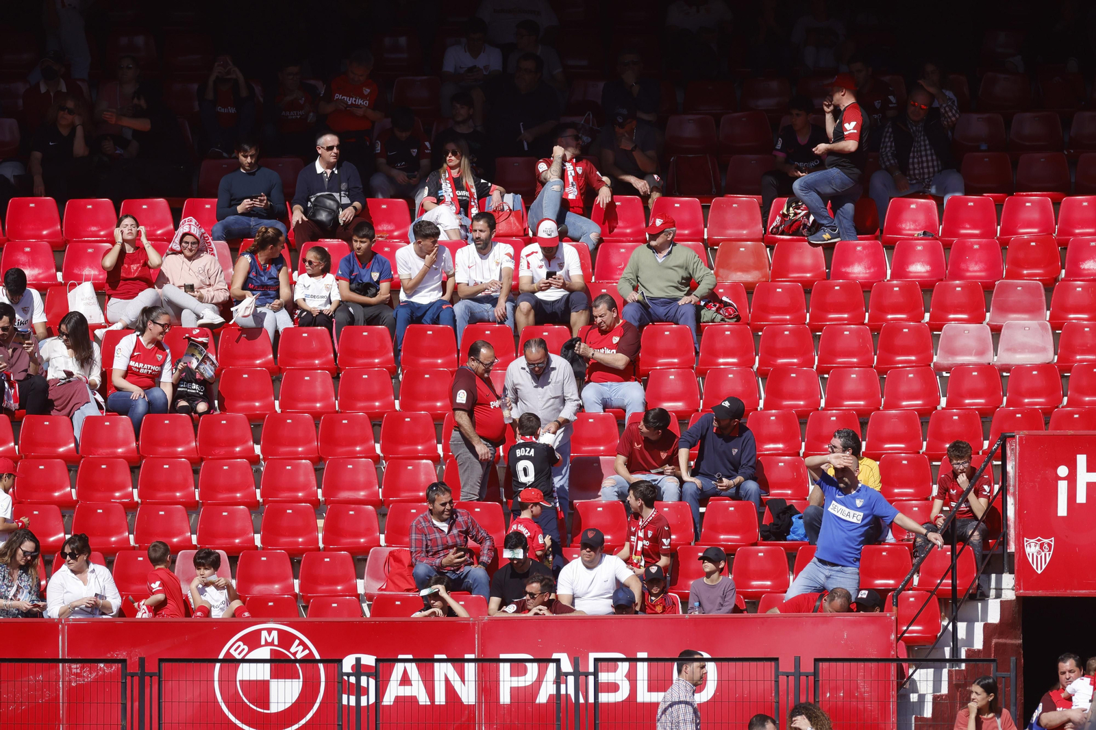 Búscate en las fotos del Sevilla-Almería