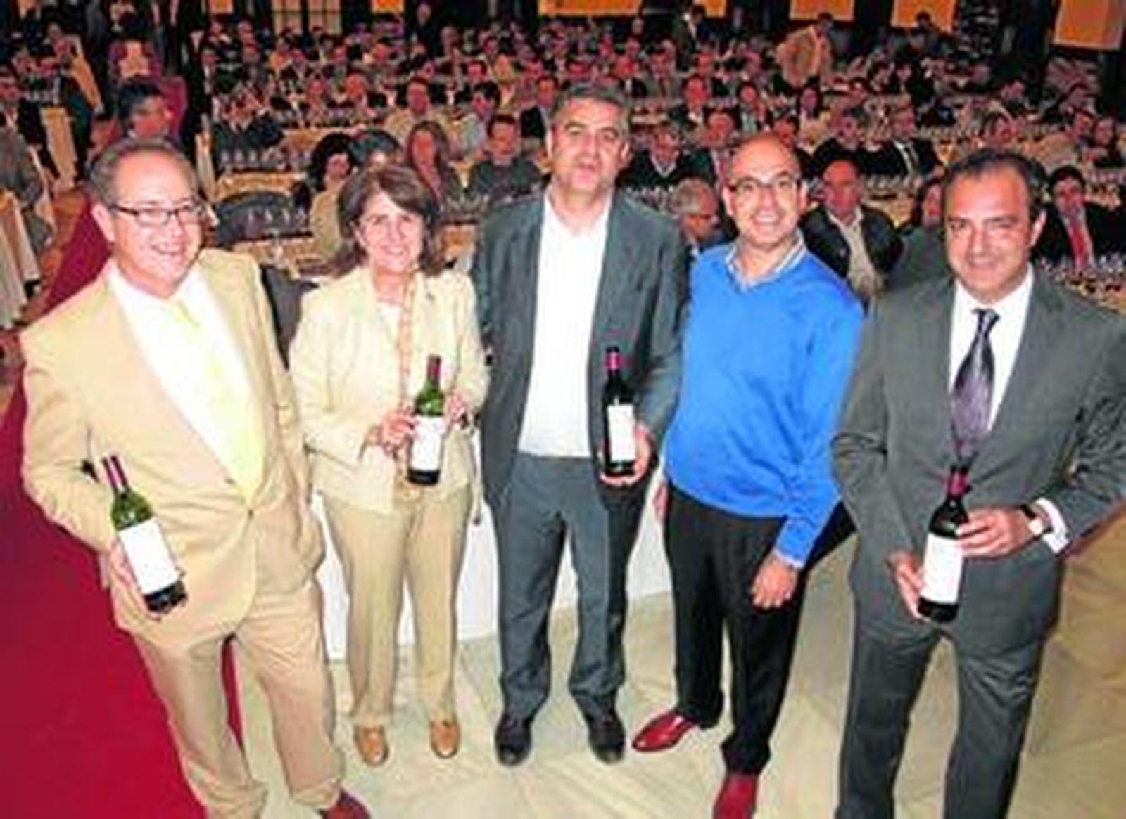 Juan, Maribel y José Luis Becerra, propietarios del Grupo Tierra Nuestra; Javier Ausás, director técnico y enólogo del Grupo Vega Sicilia, y Juan Carlos Quero, presidente del Club Dómine.