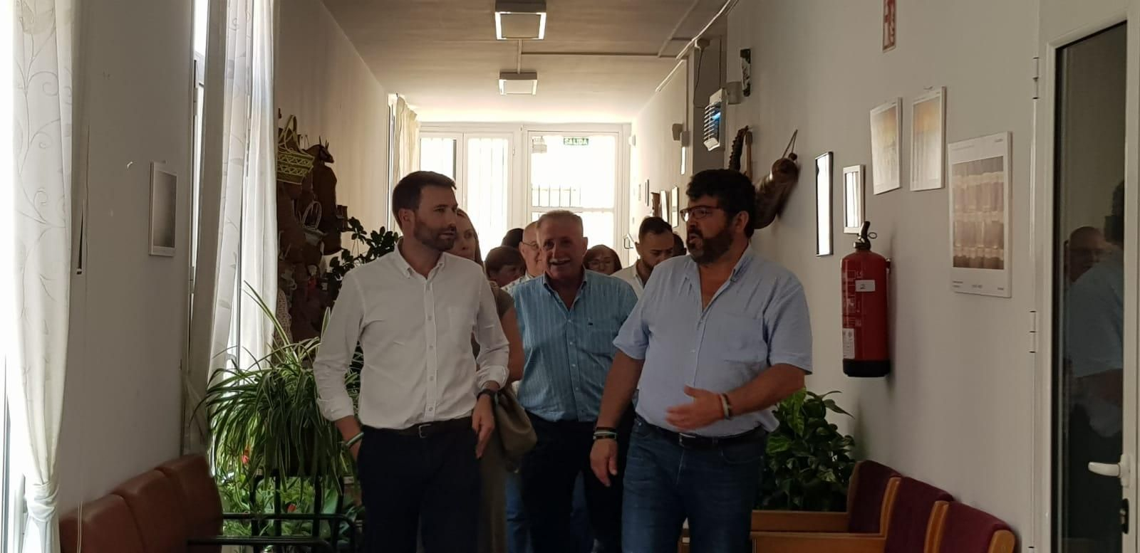 El delegado de Inclusión Social y el alcalde de Fiñana durante la visita al centro.