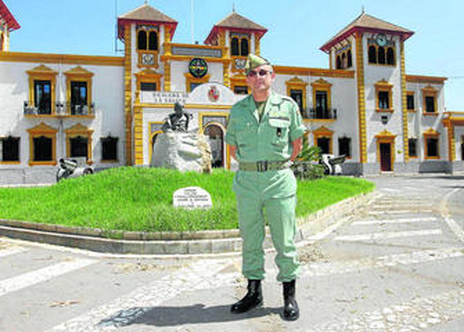 El general Martín Cabrero delante del busto del Rey Alfonso XIII en la base militar Álvarez de Sotomayor.