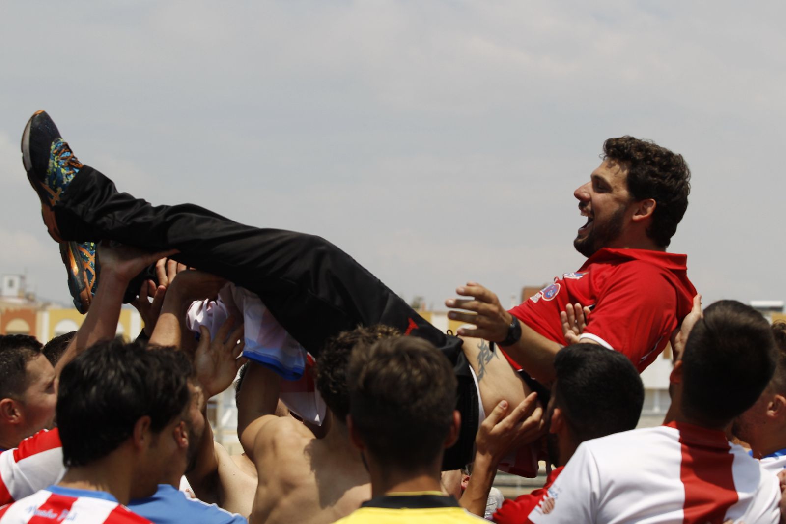 Jugadores manteando al técnico Jorge Garcés