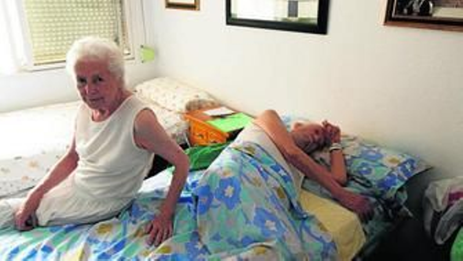 Elvira Fiances y su marido Rafael Domínguez, ayer, en su casa.