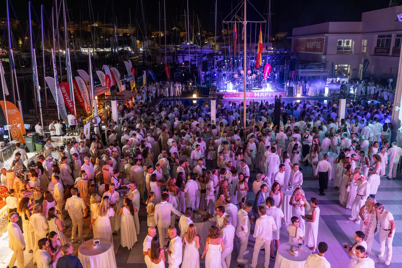 Búscate en el Cóctel de Blanco de la Copa del Rey Mapfre de vela