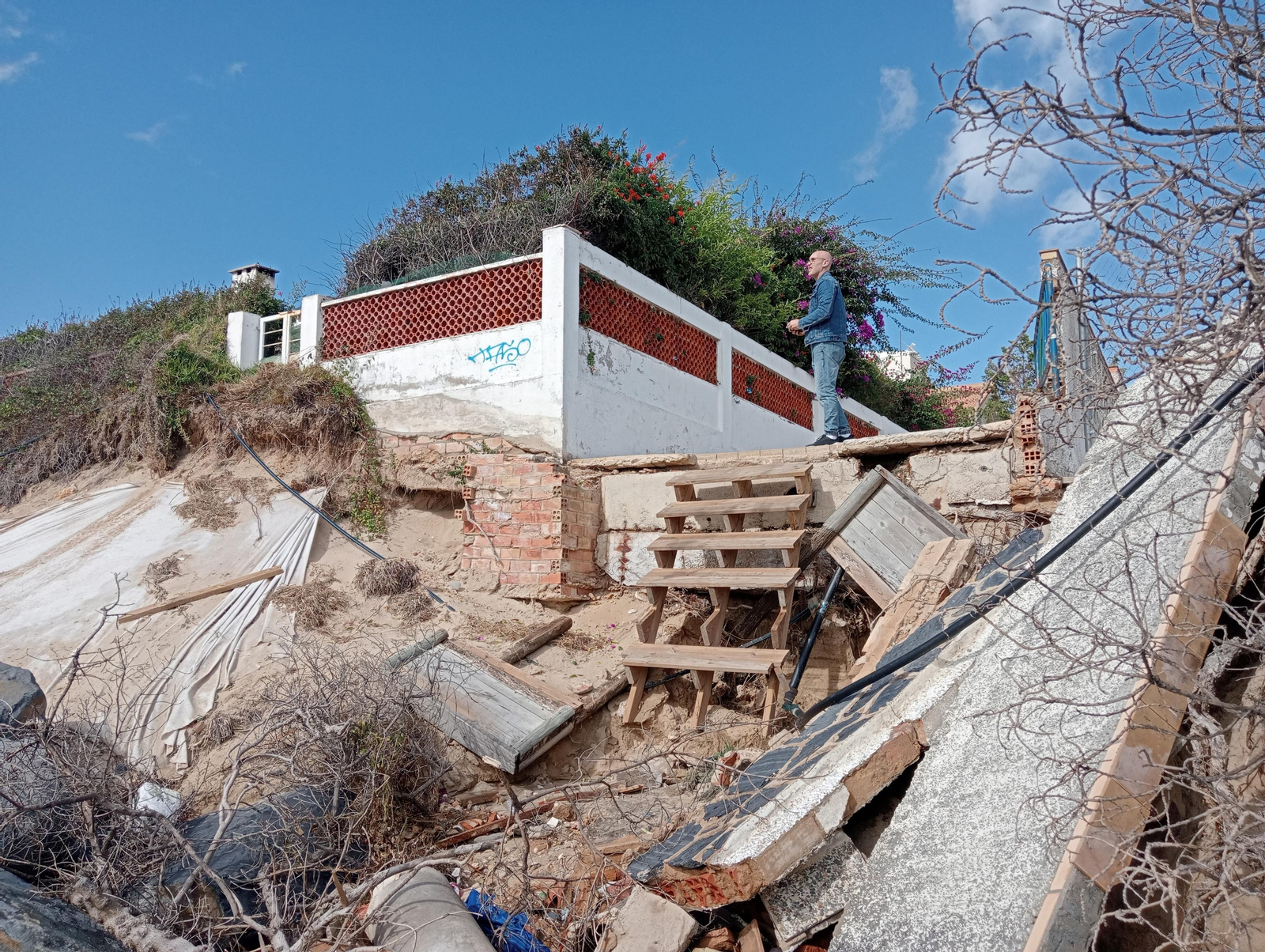 Imágenes de la playa de El Portil tras el temporal de viento y lluvia de ayer en Huelva