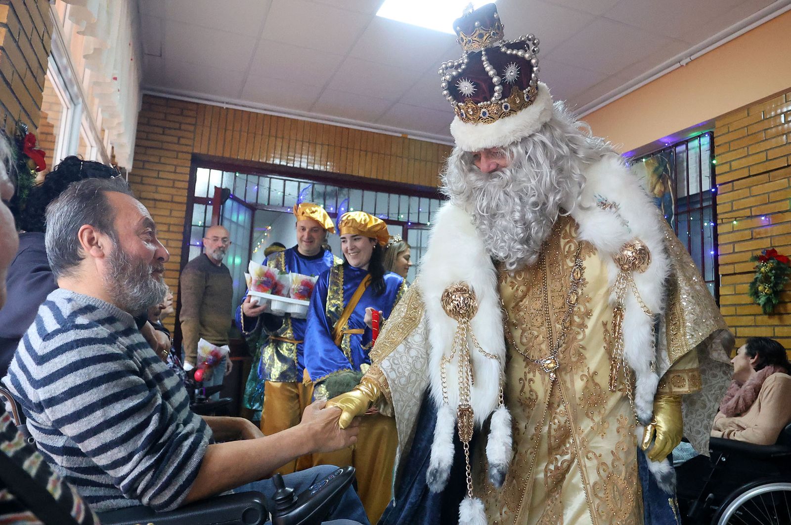 Reyes Magos de Huelva 2025: Imágenes de la visita a la Residencia María Nazaret