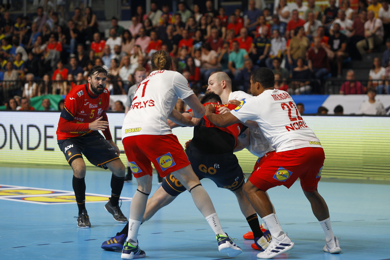 Imágenes del España-Dinamarca de la EHF Euro Cup de balonmano, en Almería
