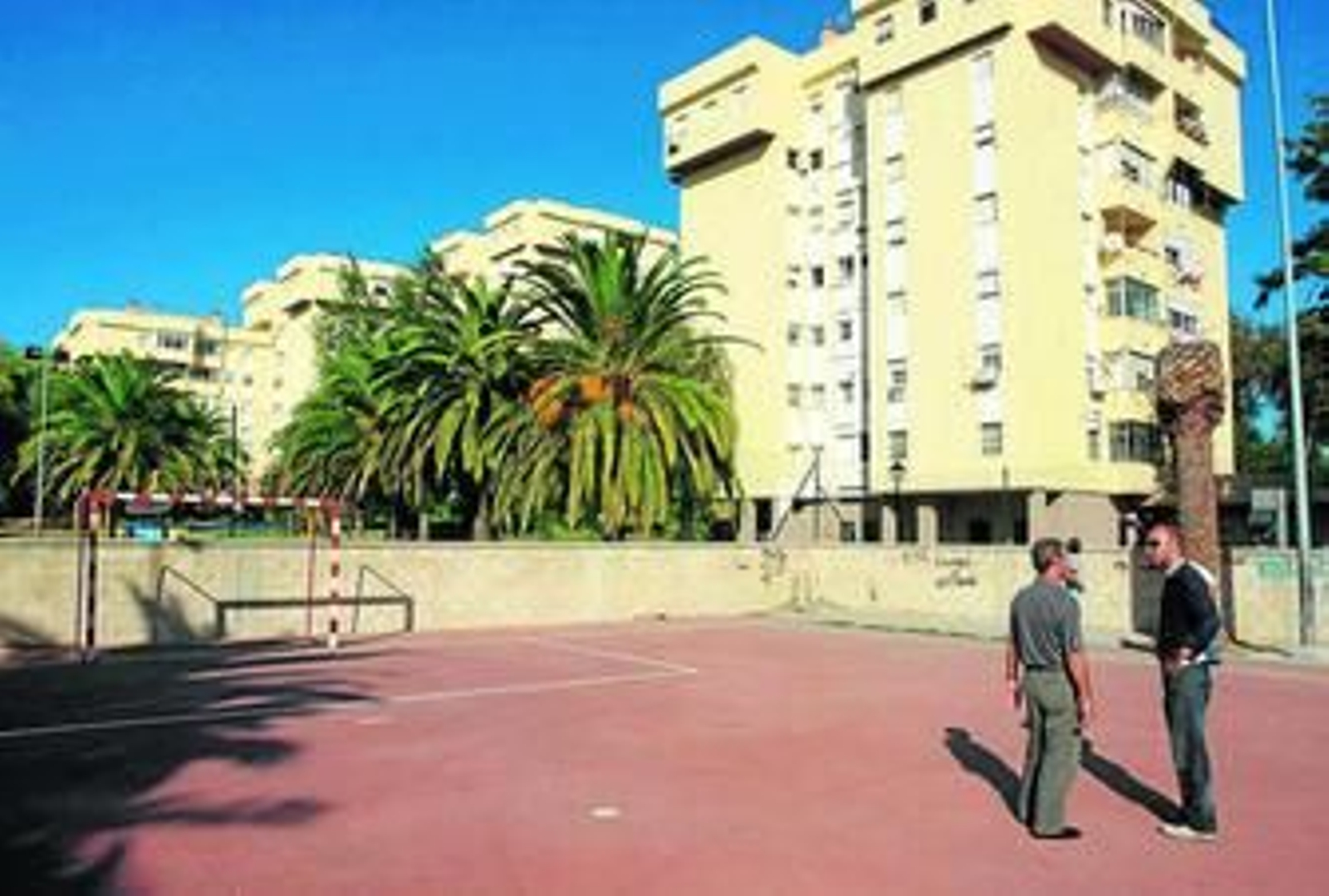 Juan Manuel Ordoñez y José Vera visitan la pista deportiva de Miraflores.