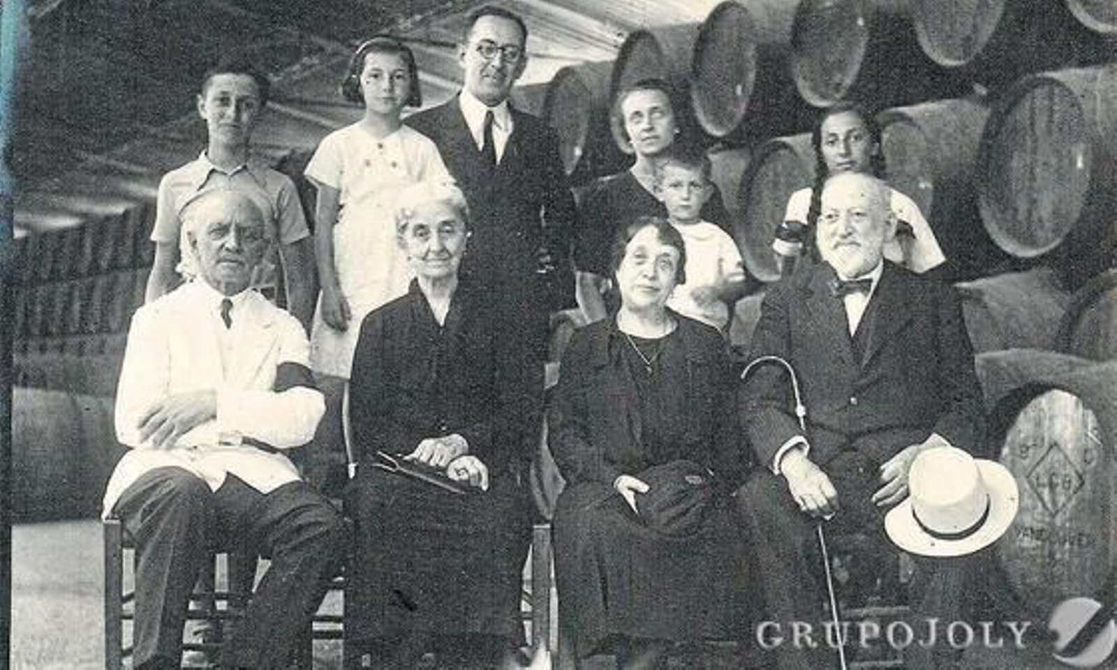 El pequeño Mauricio, a la izquierda, junto a sus tres hermanos y sus padres Manuel María y Emilia. Sentados aparecen sus abuelos paternos y maternos.