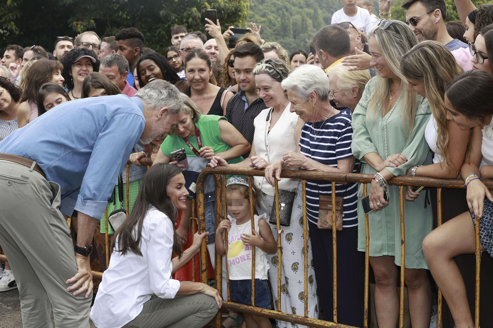 Las fotos de la visita de los Reyes a las zonas afectadas por los incendios en Sanabria y Las Médulas