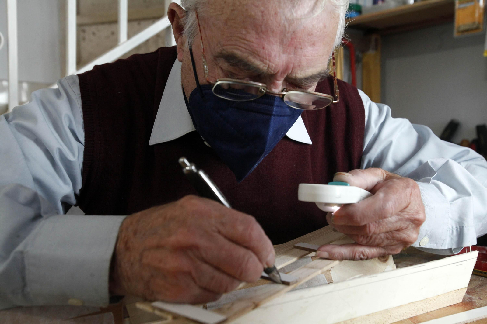 Pepe 'el Inglés' se vale de una lupa con linterna para realizar sus maquetas