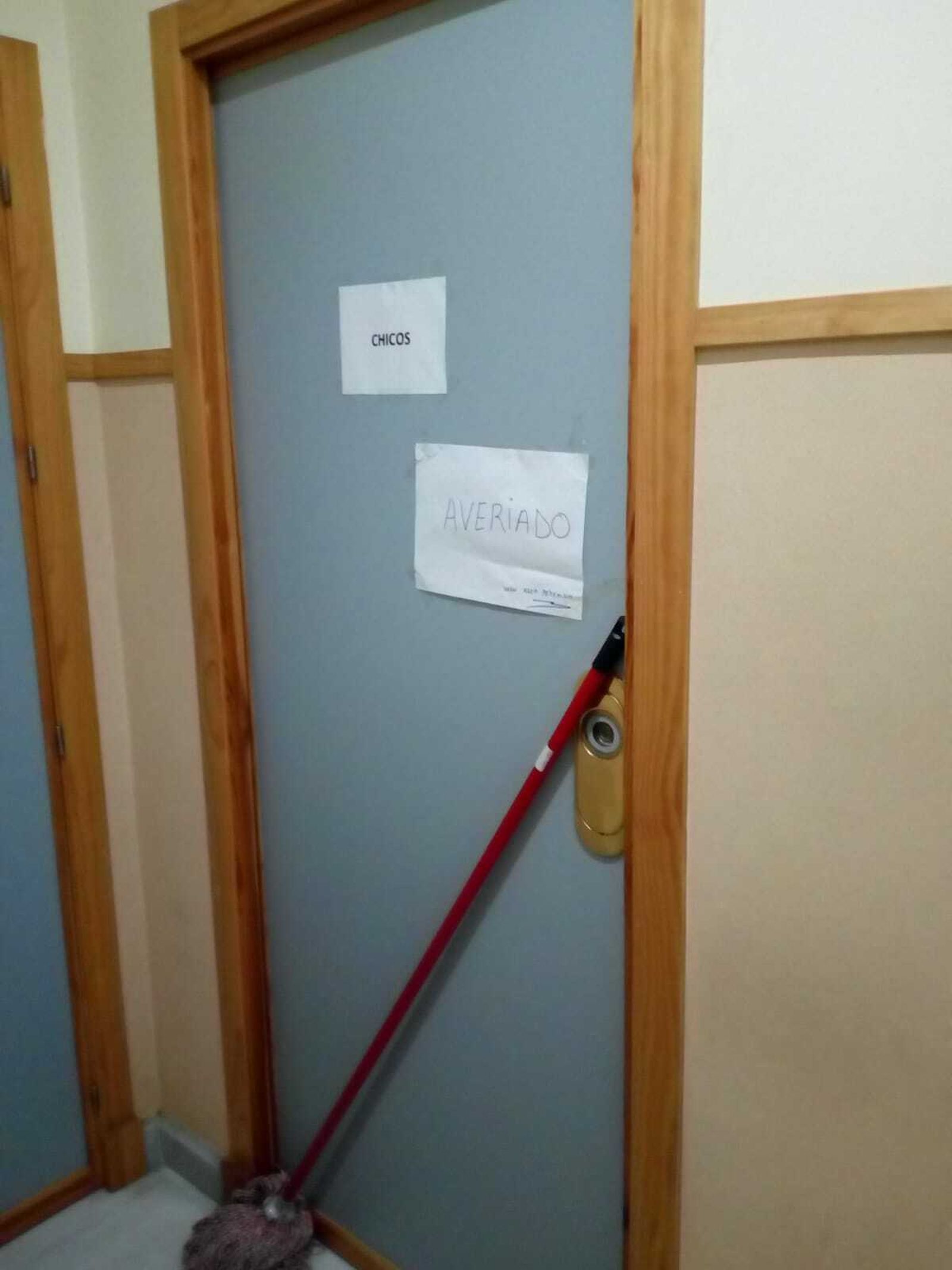 Uno de los aseos averiados en el aulario de la calle Alsedo.